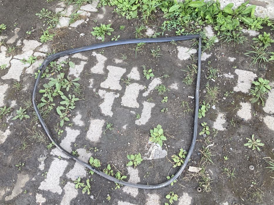 Уплотнительная резинка передней левой двери Тойота Авенсис Т250