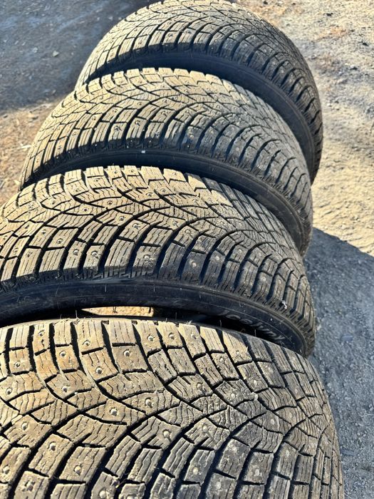 Продам зимние шины R17 почти новые.