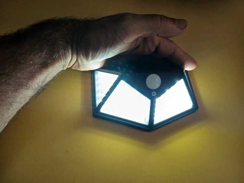 Proiector led pentru exterior cu alimentare solara