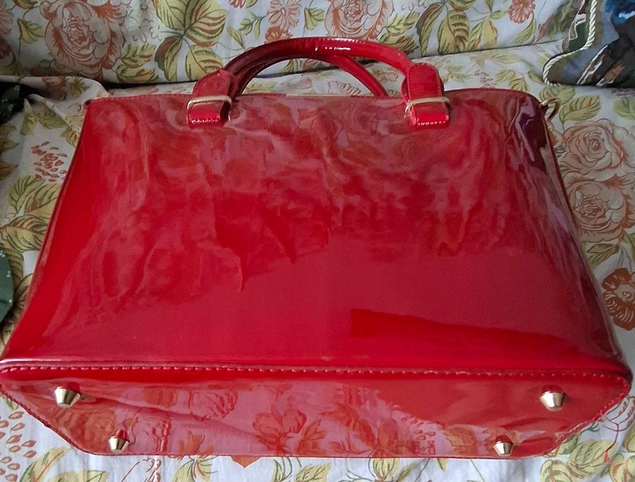 Geantă damă roșie elegantă lacuită – ca nouă