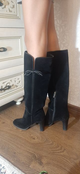 Продам замшевые натуральные сапоги Emporio Armani