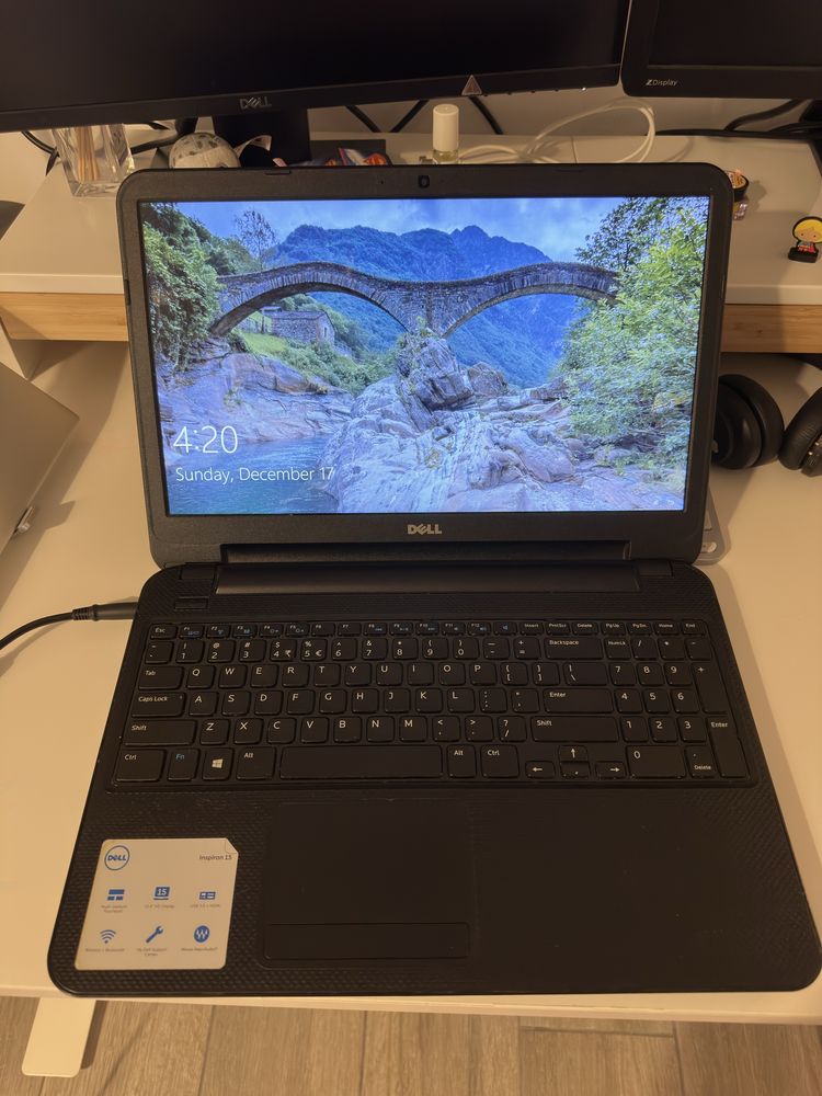 Vand laptop dell i3 15.6