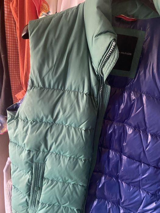 Vind vesta originala tommy originala , umpluta cu puf de gasca