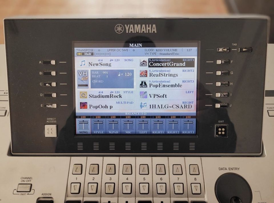 Vand Yamaha Tyros 4 cu HD si 1Gb