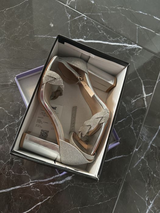 Дамска официални сандали в нежно сребристо