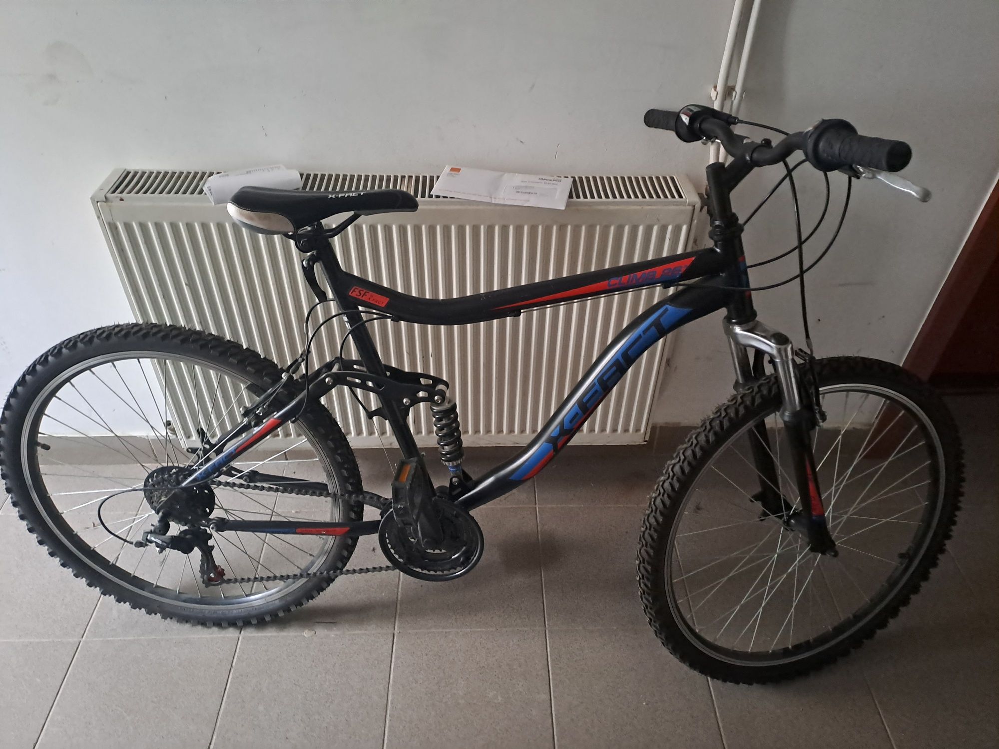 Vând bicicleta aproape nouă