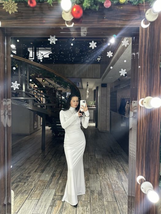 Длинное подтягиваюший белое платье