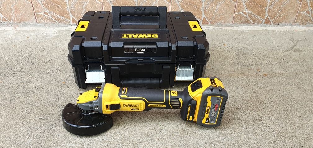 Flex dewalt cu baterie de 18 v.