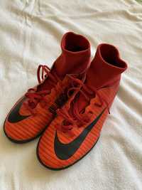 Много запазени спортни обувки, с гладка подчетка на Nike, номер 37,5