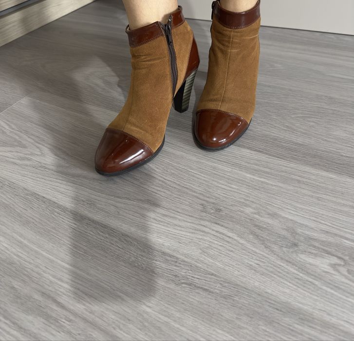 Botine piele intoarsa si lac 39