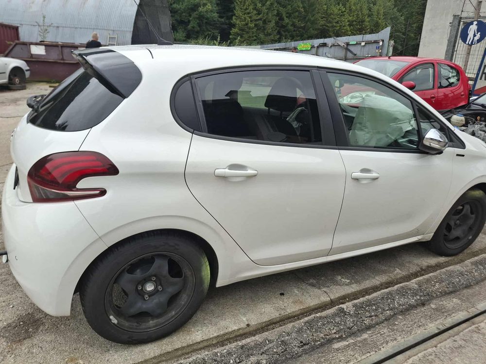 Peugeot 208 на части всичко налично освен удара