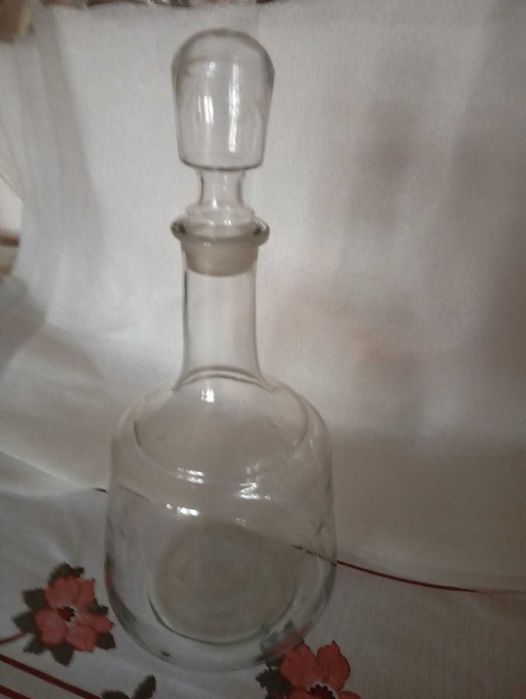 Графин стеклянный на 1,5 литра. и маленький графин.