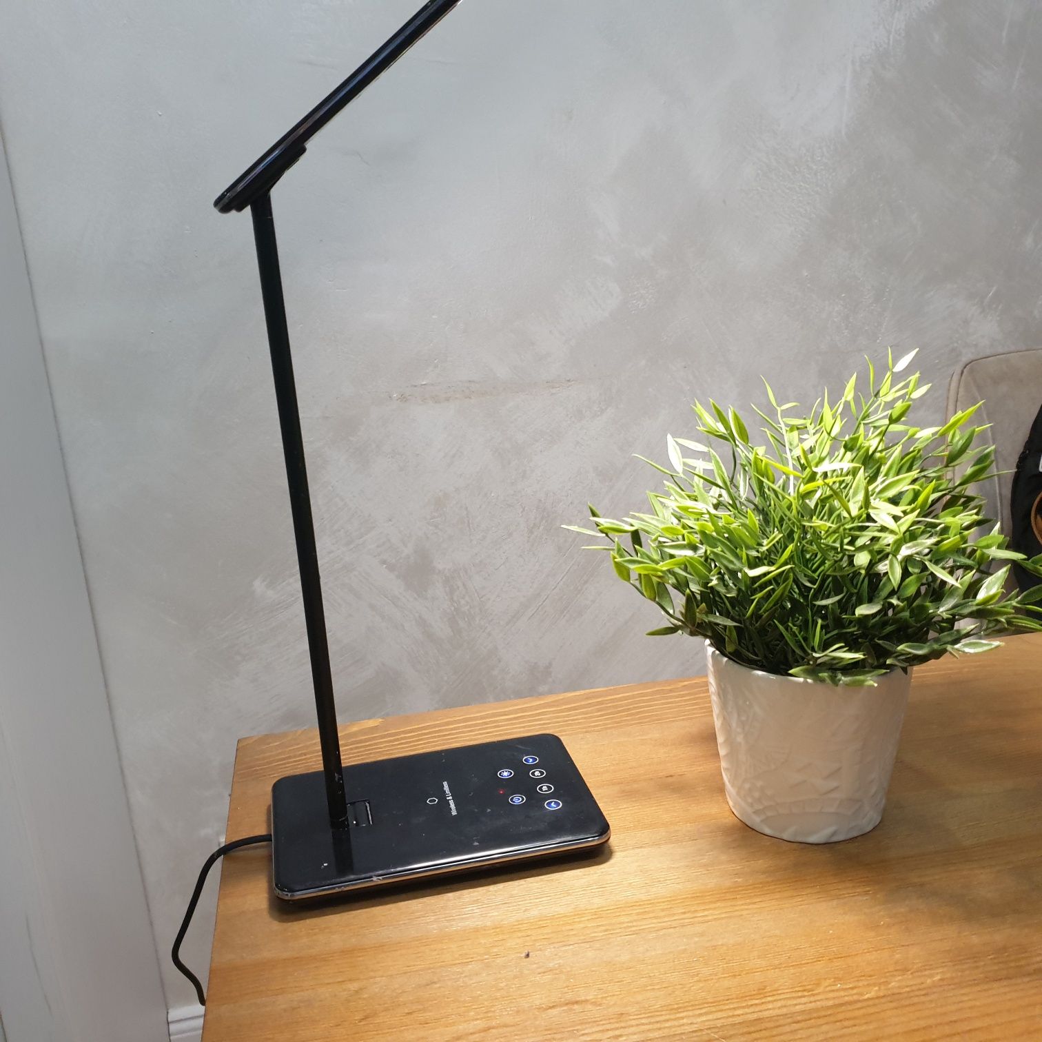 Настолна лампа с Bluetooth зареждане
