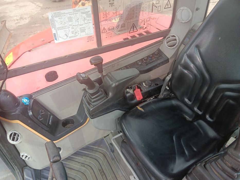 Vând excavator volvo ECR88D