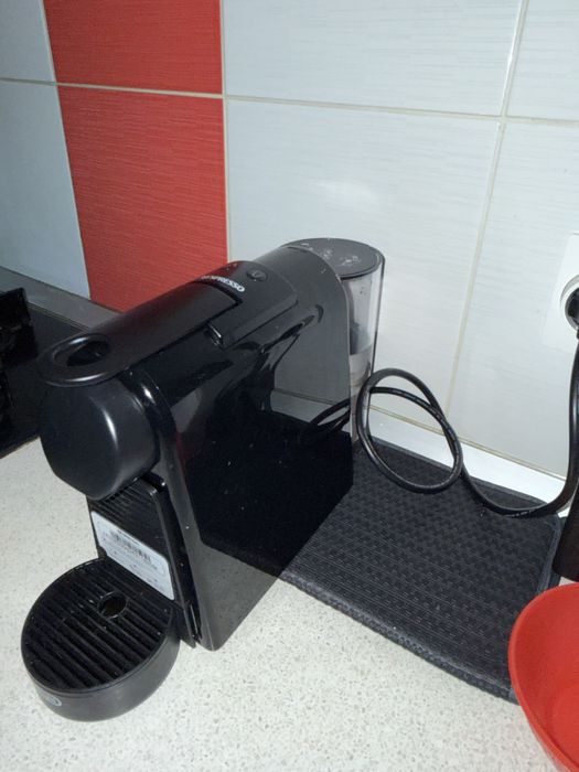 Nespresso Essenza Mini by De’Longhi, negru