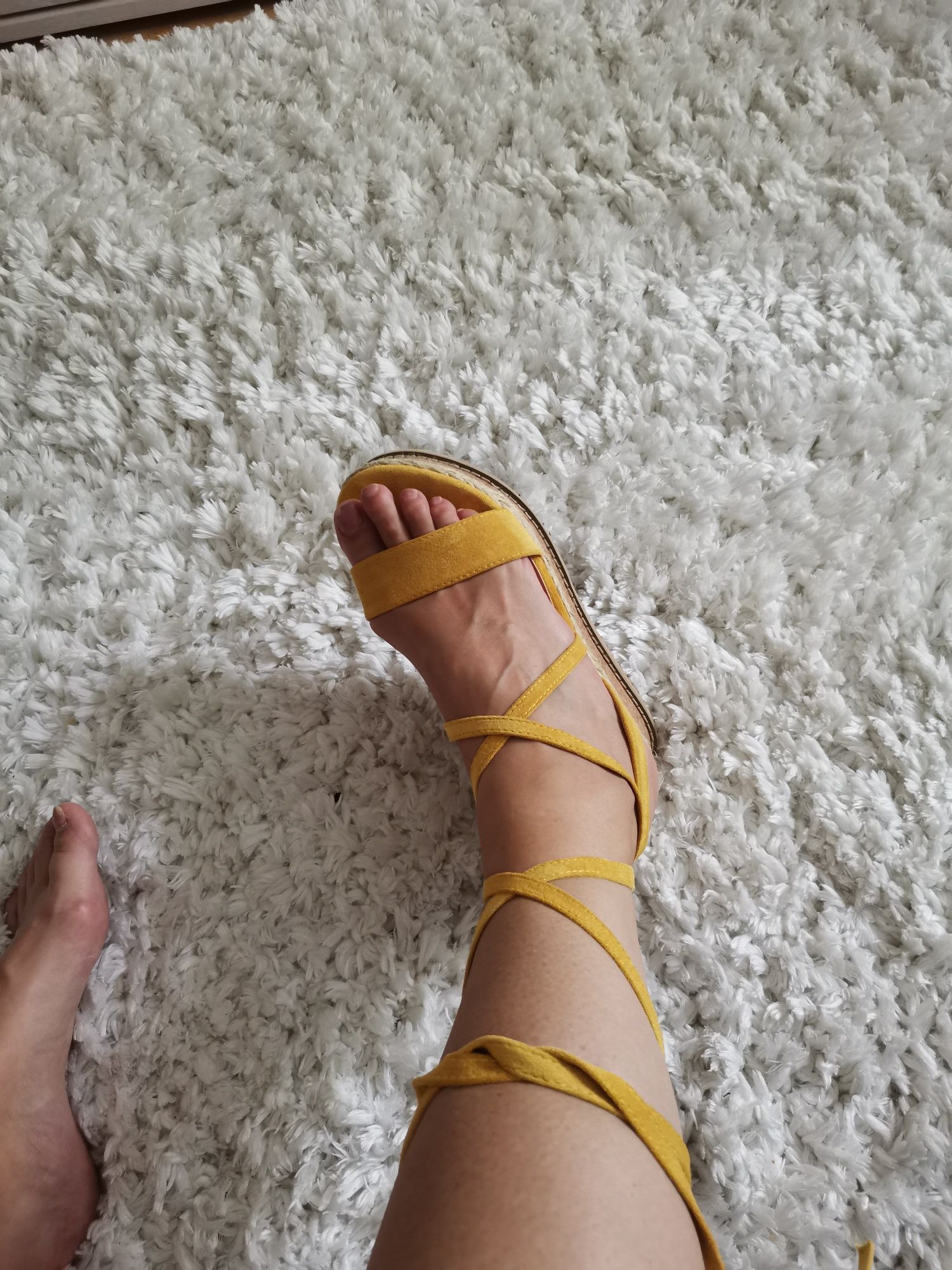 Sandale galbene cu snur pe picior