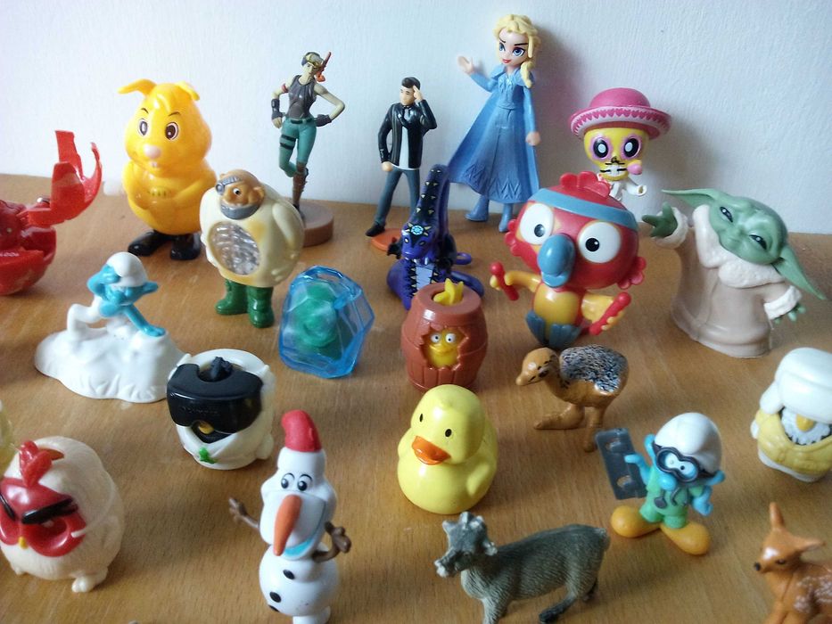 30 броя играчки от Киндер Сюрприз и други