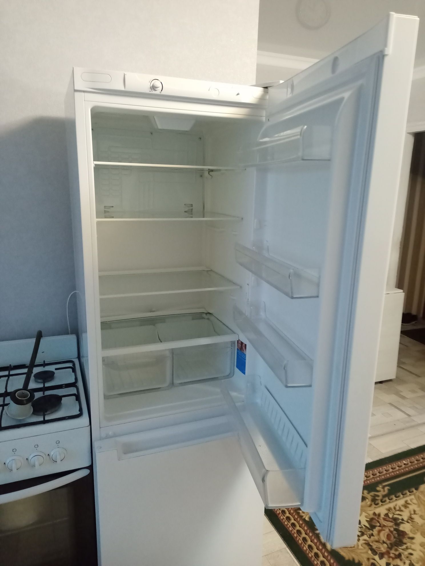 Холодильник и плитка газовый
