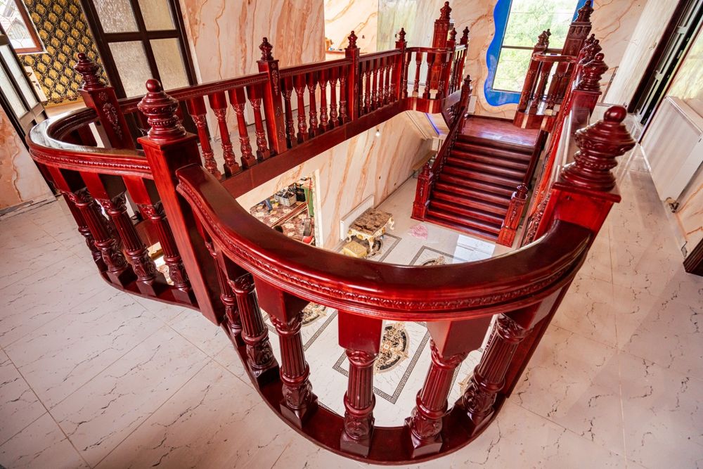 Scara sculptata, balustrada, baluștri, mână curentă.trepte, plinta