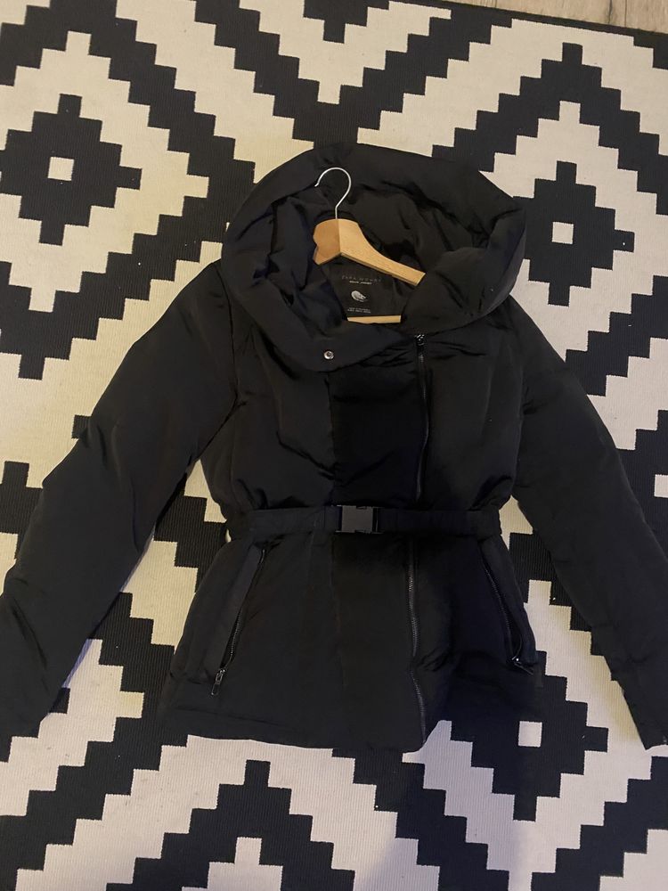 Jacheta Neagra de iarna zara cu puf S , ca noua