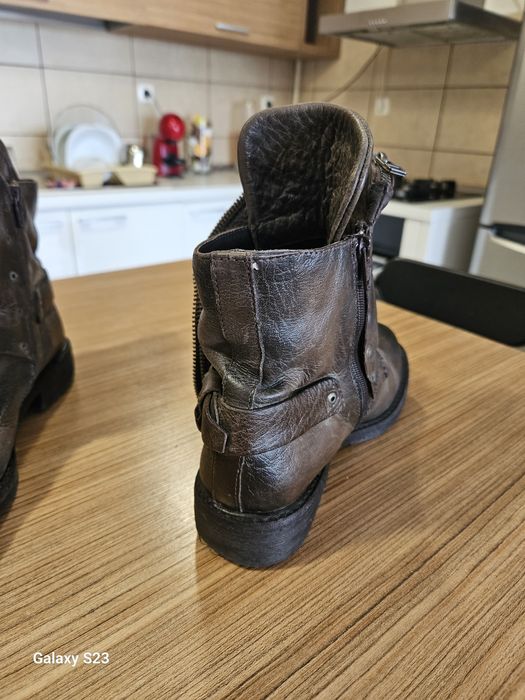 Ghete piele.marimea 38.200 lei