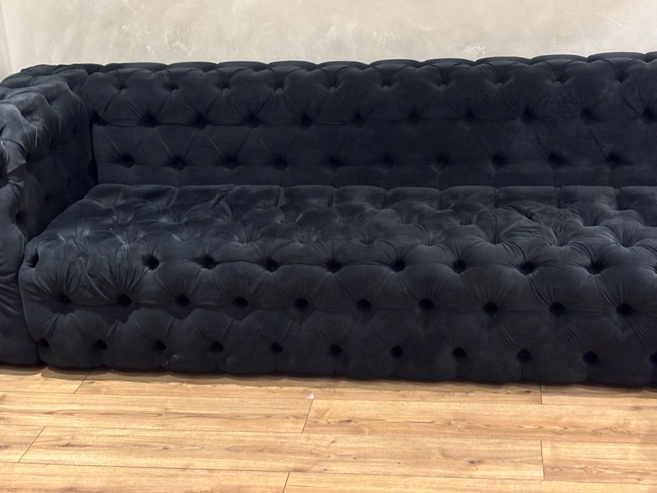 Голям капитониран диван