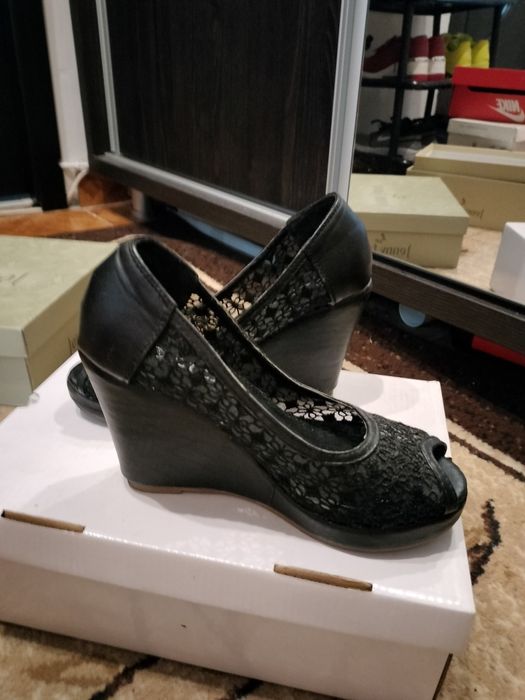 Pantofi stiletto verzi și stiletto negri (din piele)