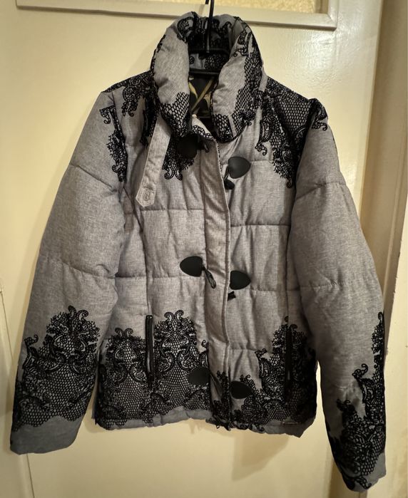 Geacă damă Desigual, cu captuseala florala, broderie neagra