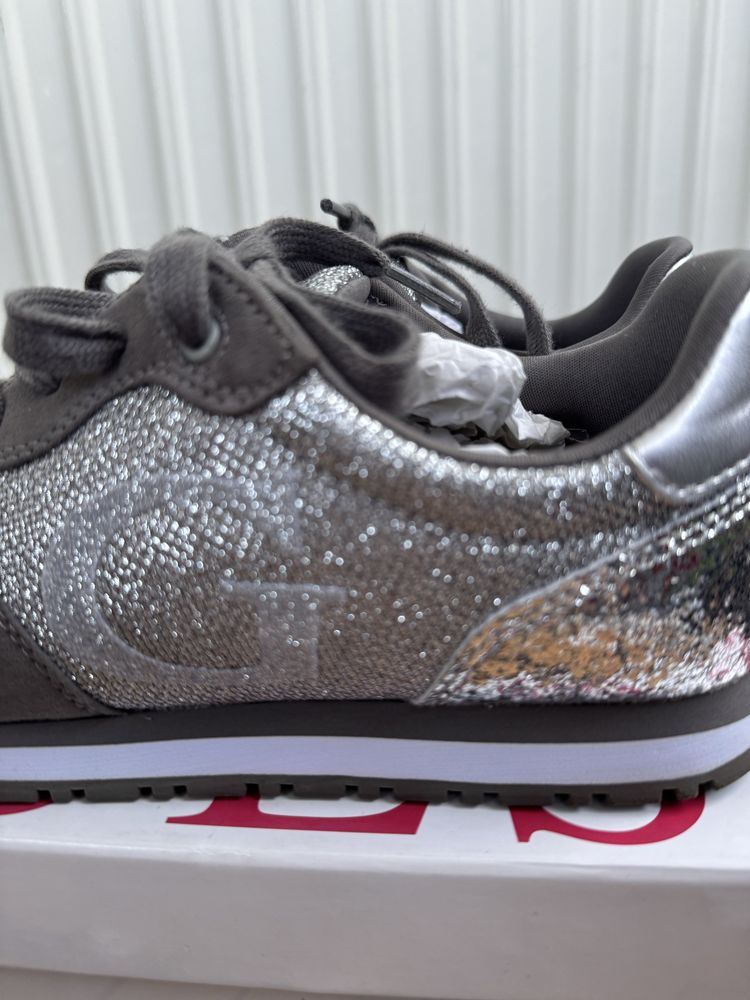 Adidasi Guess marimea 38 …………………………………..