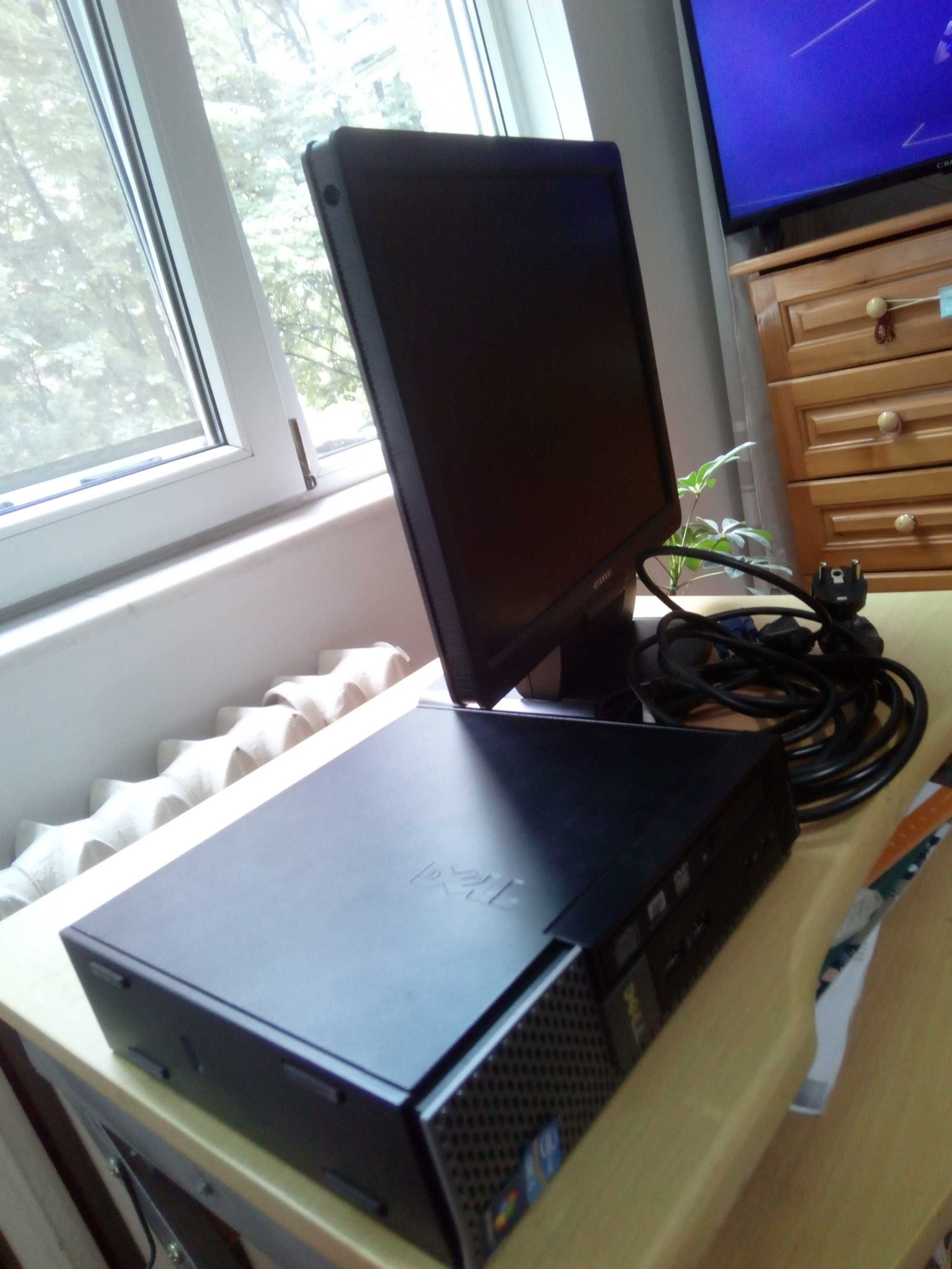 Настолен компютър DELL Optiplex 790 с монитор Hyundai