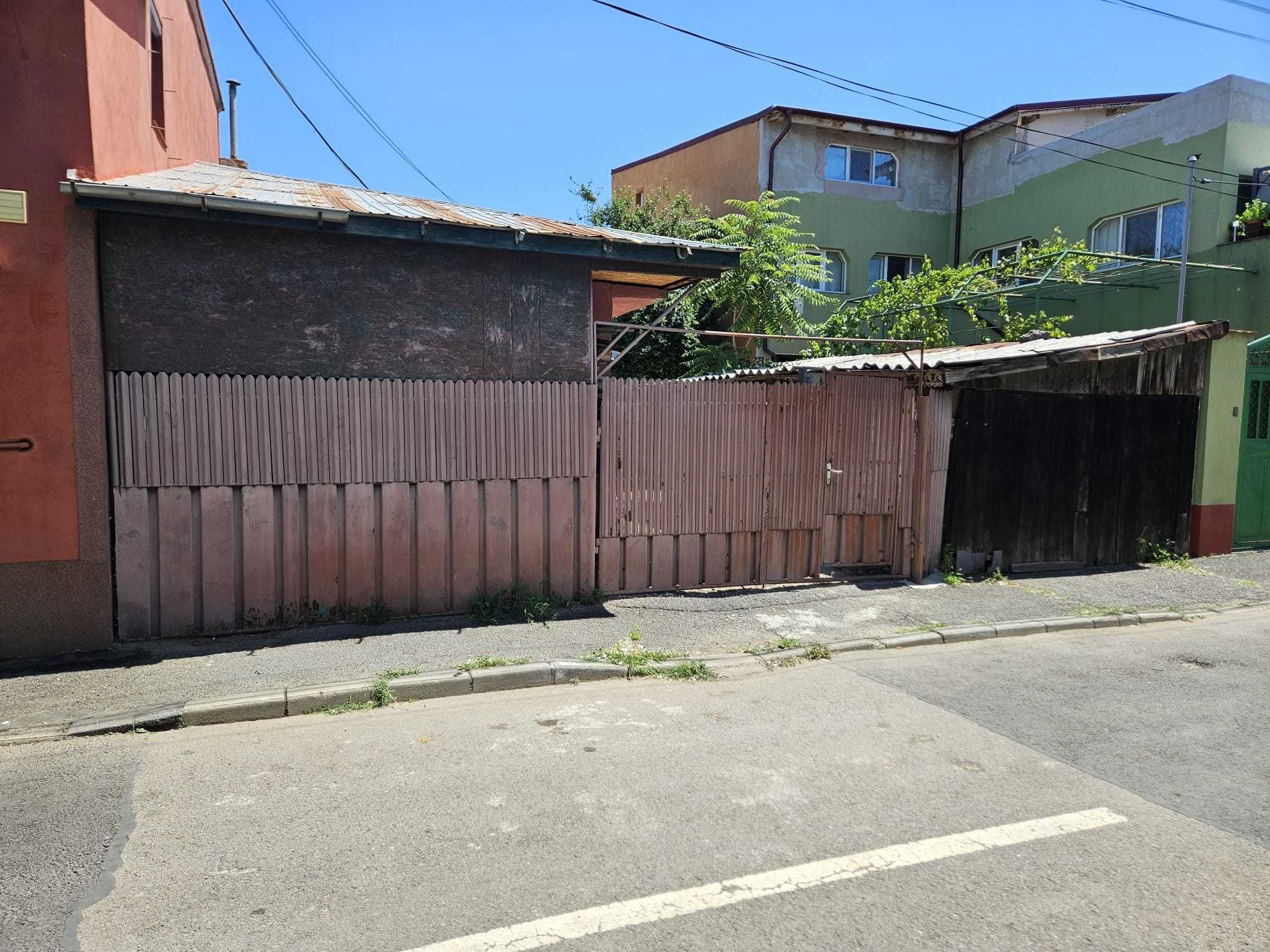 teren  217 mp cu casa demolabila - la aprox 2 km de parcul Tineretului