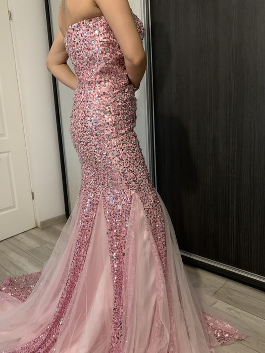 Rochie elegantă cu paiete și pietre