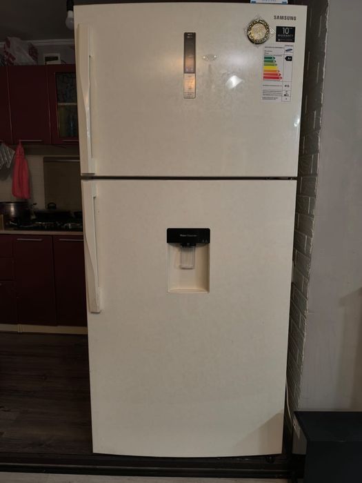 Продаю Холодильник Samsung . Большой. Состояние отличное. Все работает