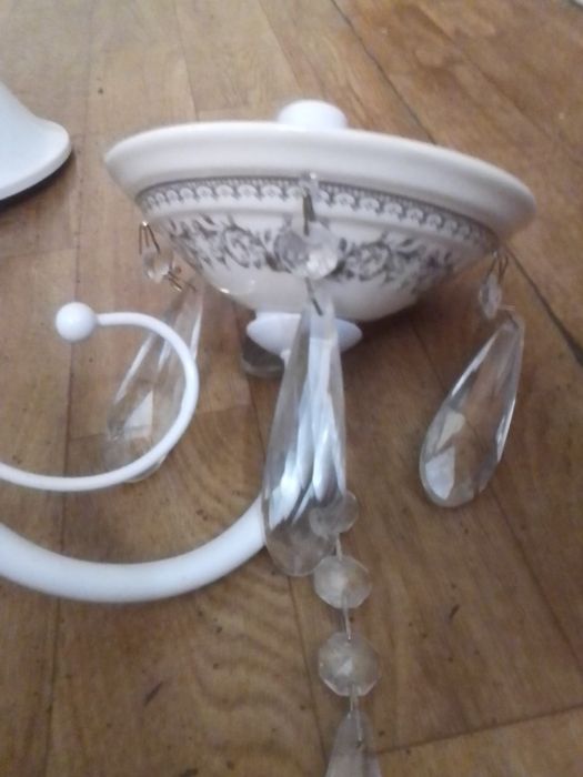 Изящная люстра с керамическими тарелочками и стеклянными висюльками