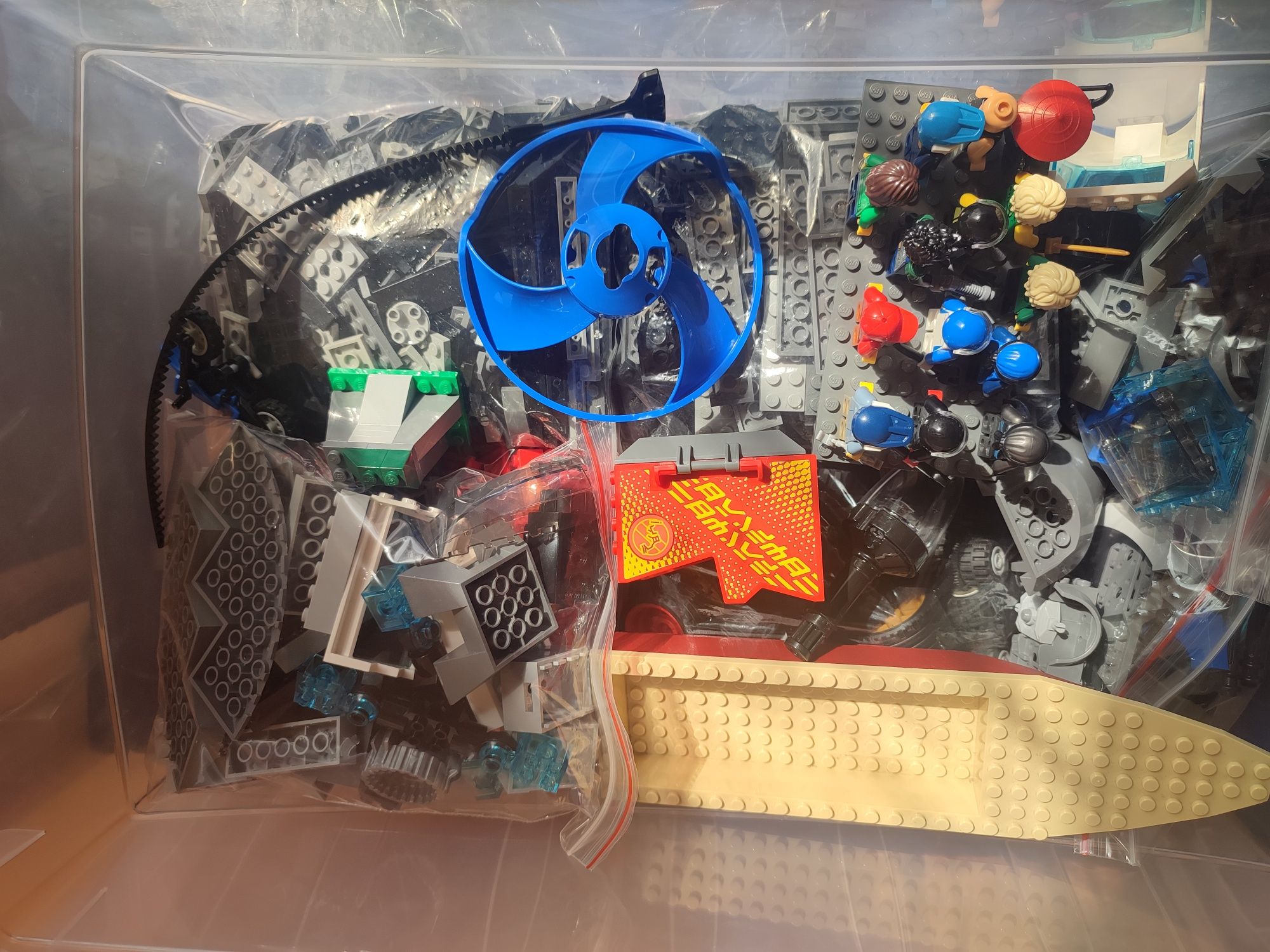 Кутия с "LEGO" части.
