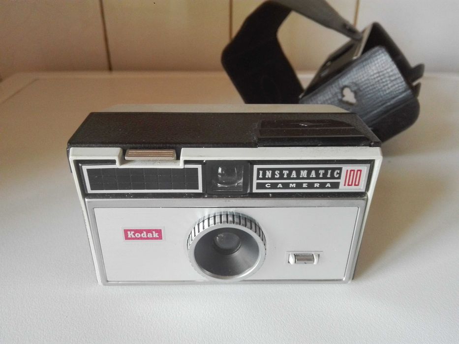 Фотоапарат KODAK , два свещника  и лот чуждестранни картички.