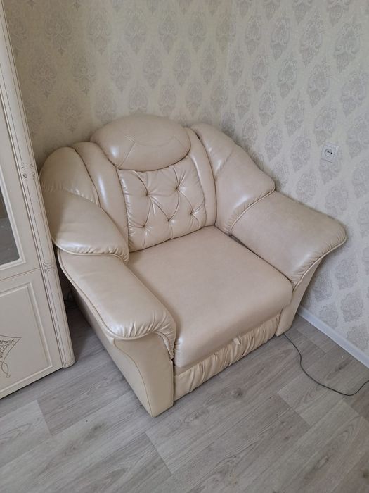 Диван угловой и кресло