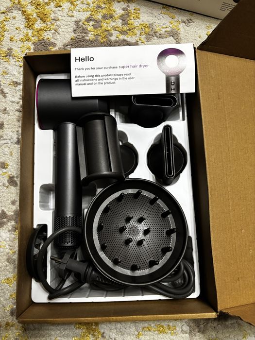 Uscator de par asemanator dyson