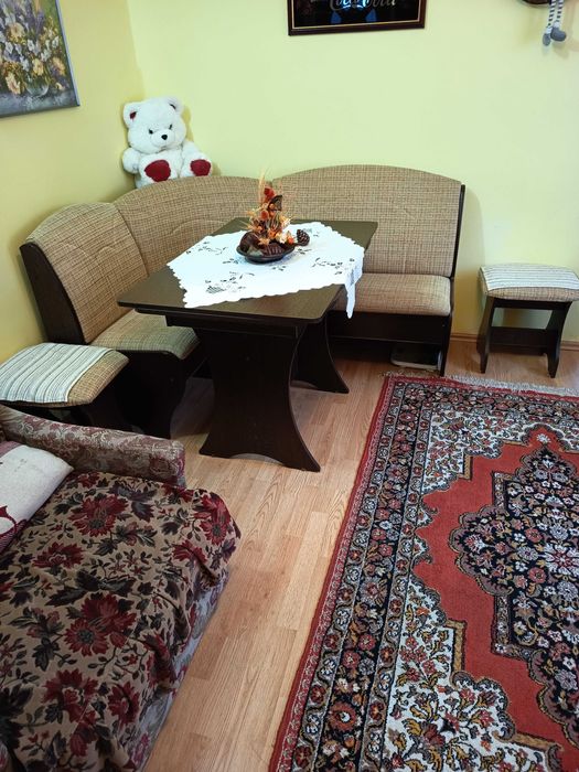 Colțar cu masă și 2 scaune tip taburet