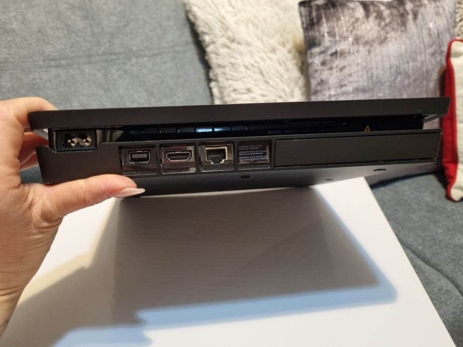 De vânzare PS4  folosit foarte putin