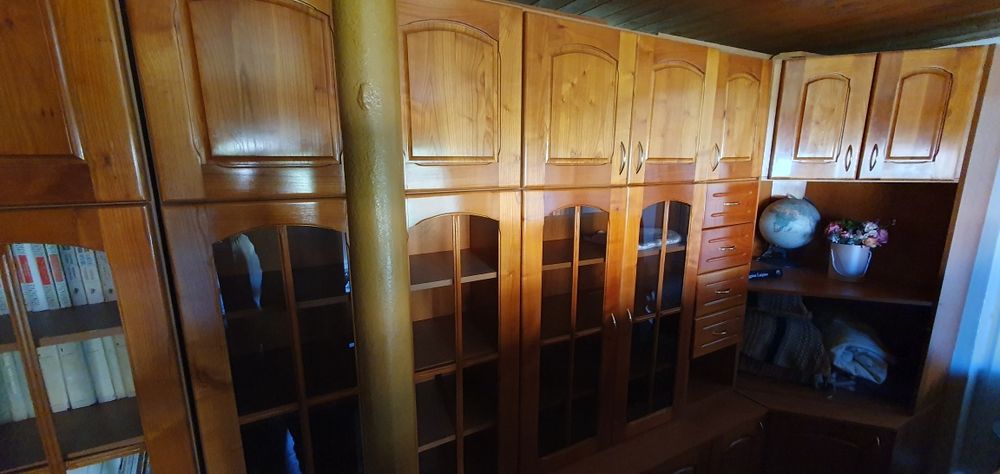 Vând biblioteca din lemn masiv cireș