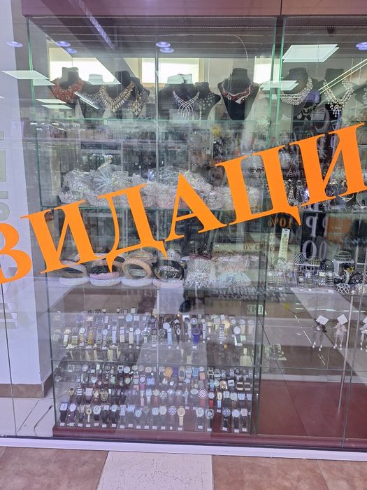 3 бр витрини с LED осветление
