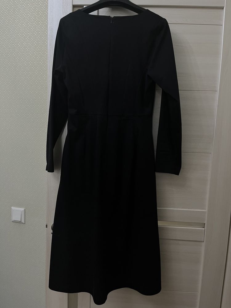 Черное платье с карманами