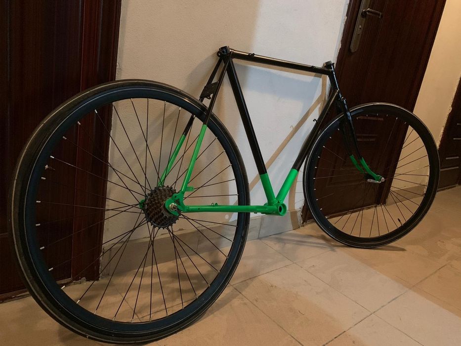 Bicicleta cursiera în restaurare, cu multe piese///ofer transport