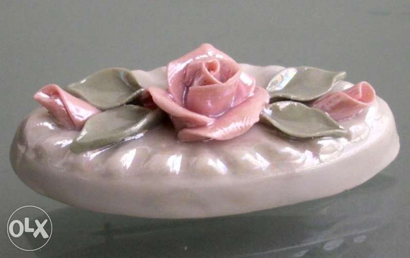 Порцеланова брошка