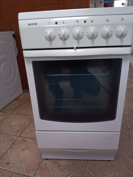 Тясна 50 см печка с керамичен плот Gorenje  с две години Гаранция!
