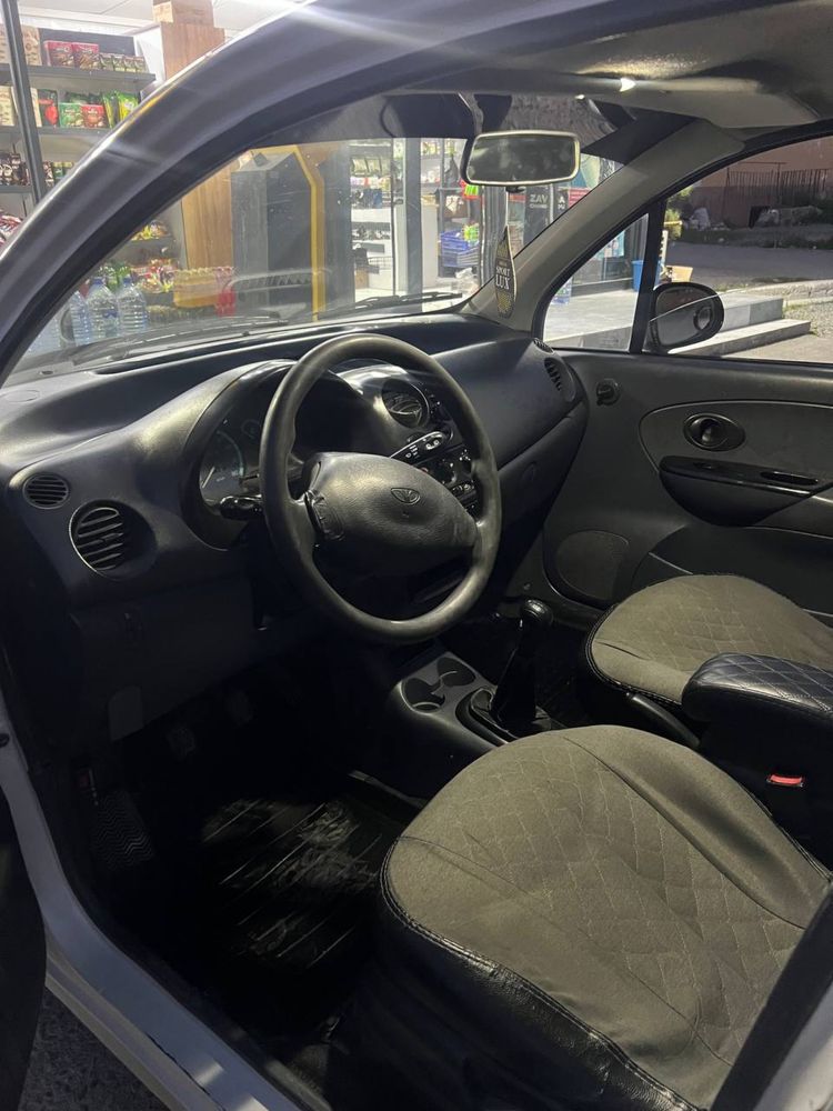 Shevrolet Matiz sotiladi rangi oq xolati yaxshi 2010 yil