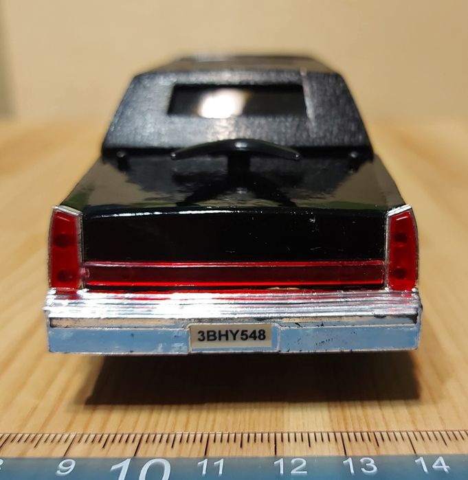 Черна лимузина "President", метал и пластмаса. Цена: 40лв. Дължина 22