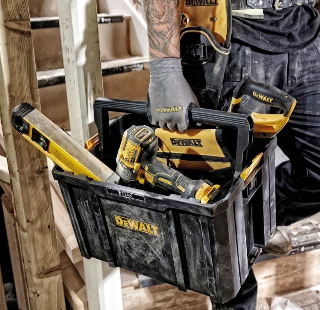 Куфар за инструменти DeWALT отворен