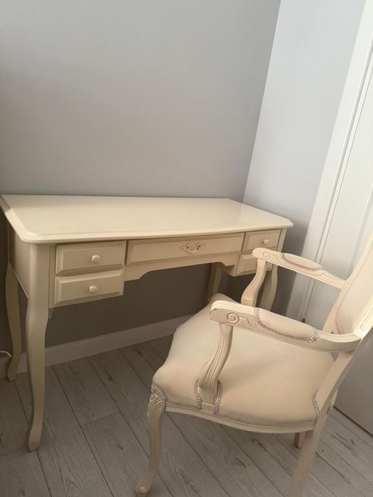 Продам туалетный столик и к неиу стул-кресло